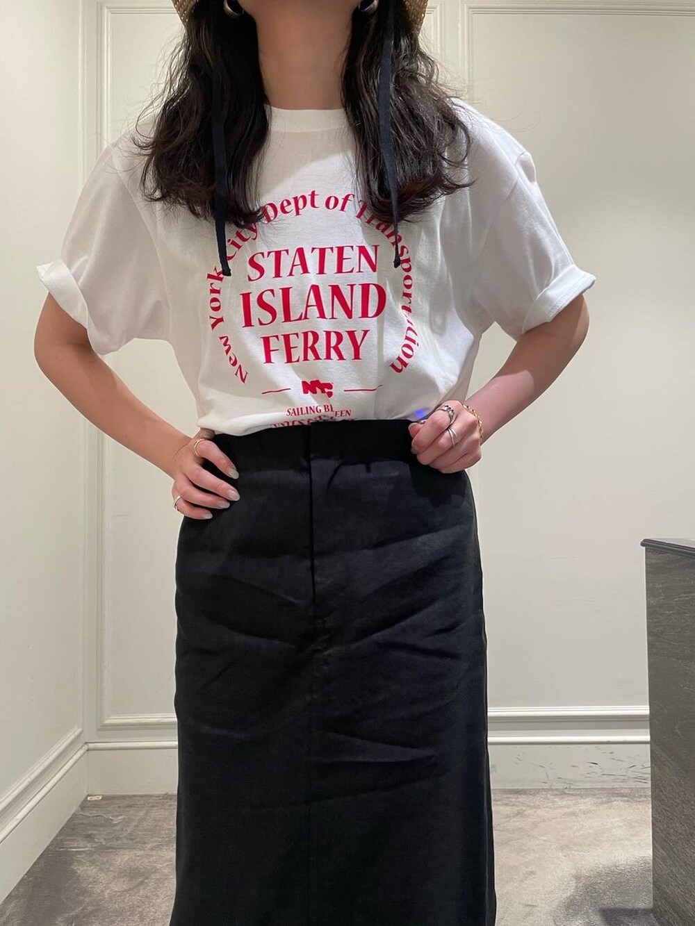 ホワイト系のTシャツ/カットソー、グレー系のスカート、ブラック系のキャミソールを着用したレディースの夏コーディネートの6枚目の写真