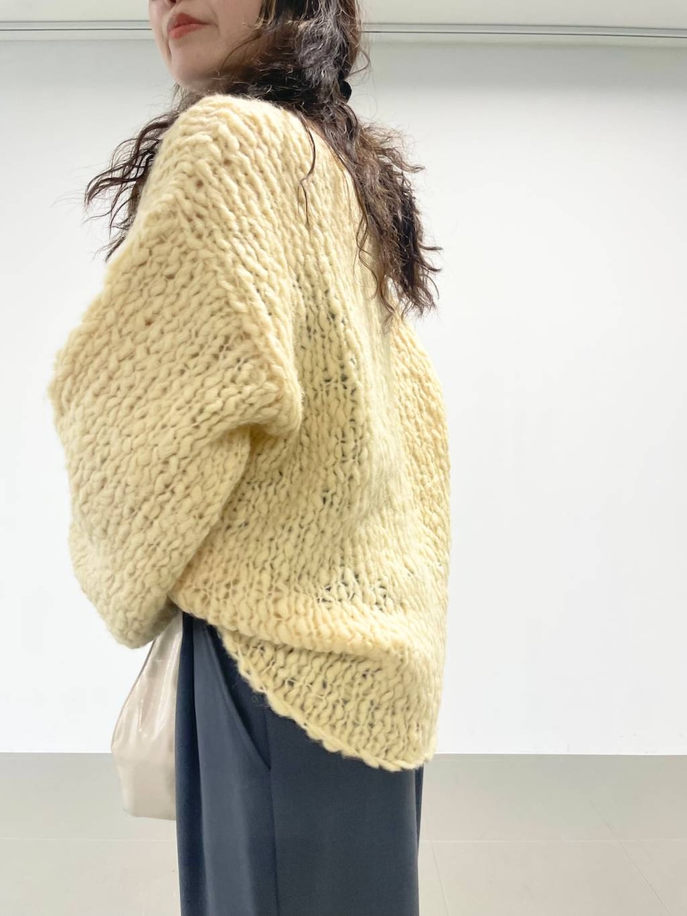 ホワイト系のハンドバッグ、ブラック系のキャミソール、グレー系のその他パンツを着用したレディースの秋コーディネートの5枚目の写真