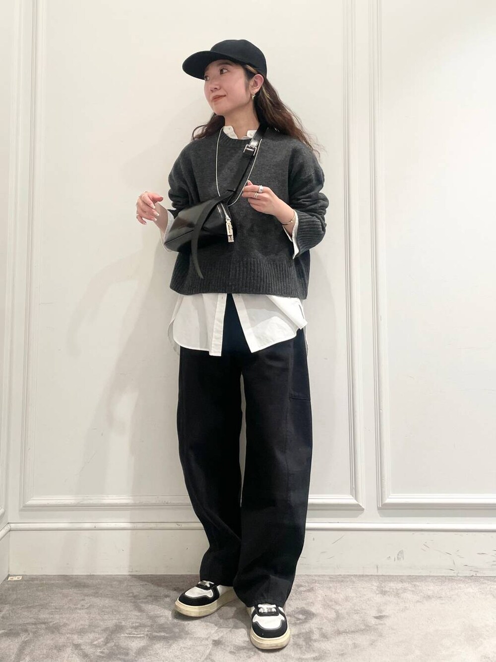 ブルー系のその他パンツ、ホワイト系のシャツ/ブラウス、ブラック系のショルダーバッグを着用したレディースの冬コーディネートの2枚目の写真