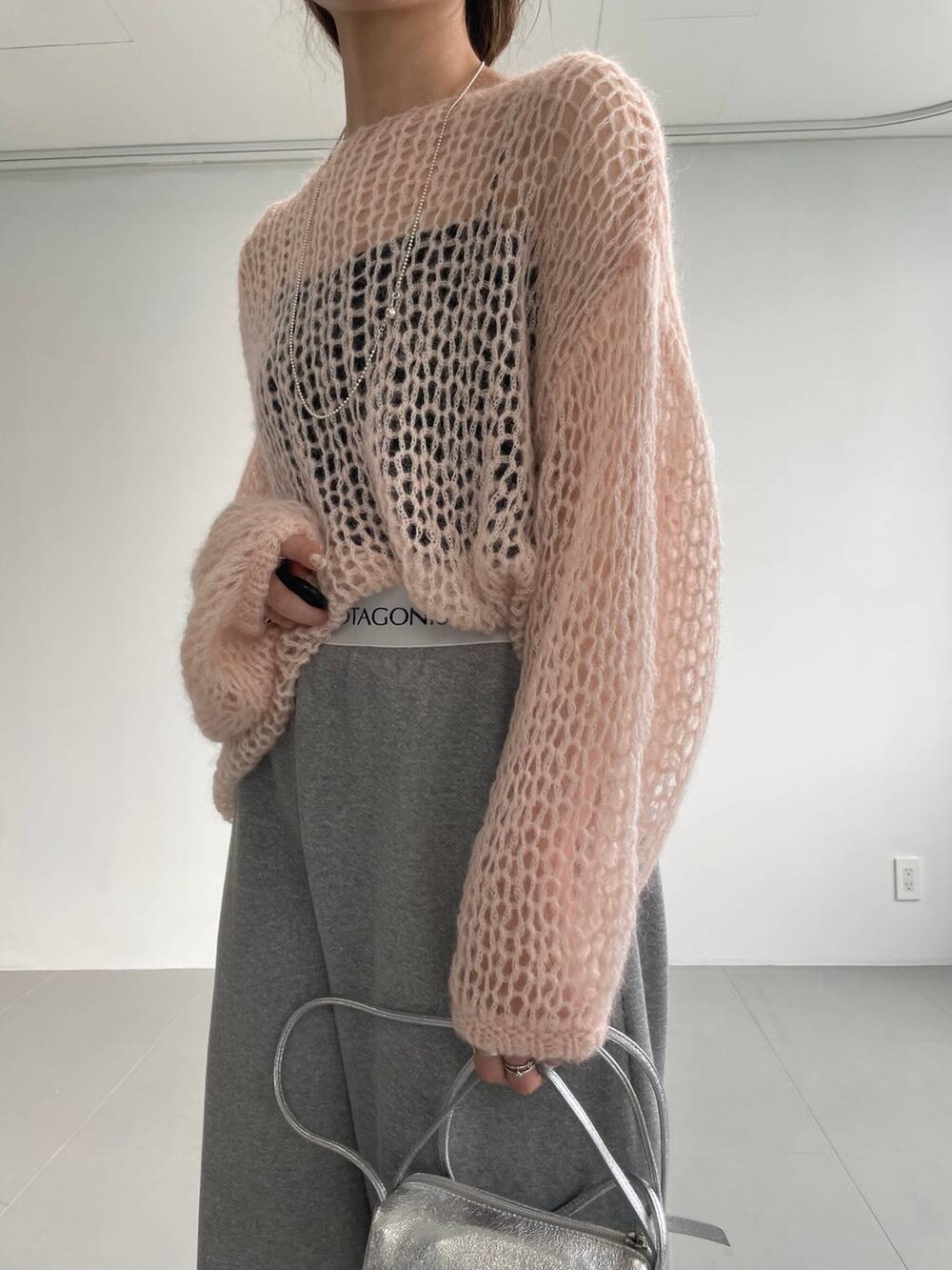 「ベーシック/シンプル、着痩せ・細見え、女子ウケ」｜「BABYLONEの【LA SCAIA】ショルダーmini BAG（ショルダーバッグ、シルバー系）」を使った、pocustagramさん（レディース・162cm）の秋コーディネートの6枚目の写真