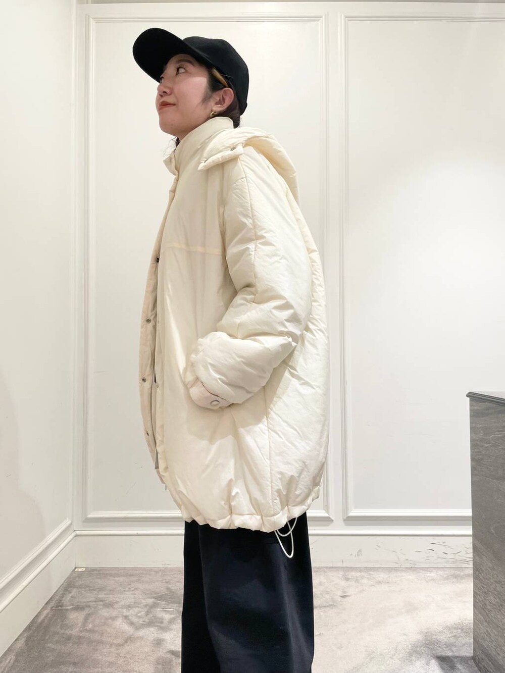 ホワイト系のブルゾン、ホワイト系のシャツ/ブラウス、ブルー系のその他パンツを着用したレディースの冬コーディネートの6枚目の写真