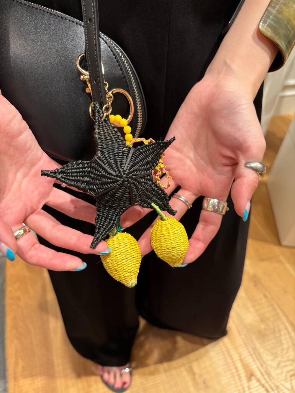 ブラック系のサンダル、ブラック系のつなぎ/オールインワン、ブラック系のショルダーバッグを着用したレディースの夏コーディネートの8枚目の写真