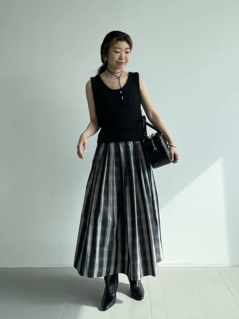 「ベーシック/シンプル、着痩せ・細見え、女子ウケ」|「CHRISTIAN VILLAの【CHRISTIAN VILLA】ミラーカーフボストン(ボストンバッグ、ブラック系)」を使った、pocustagramさん(レディース・162cm)の秋コーディネートの3枚目の写真