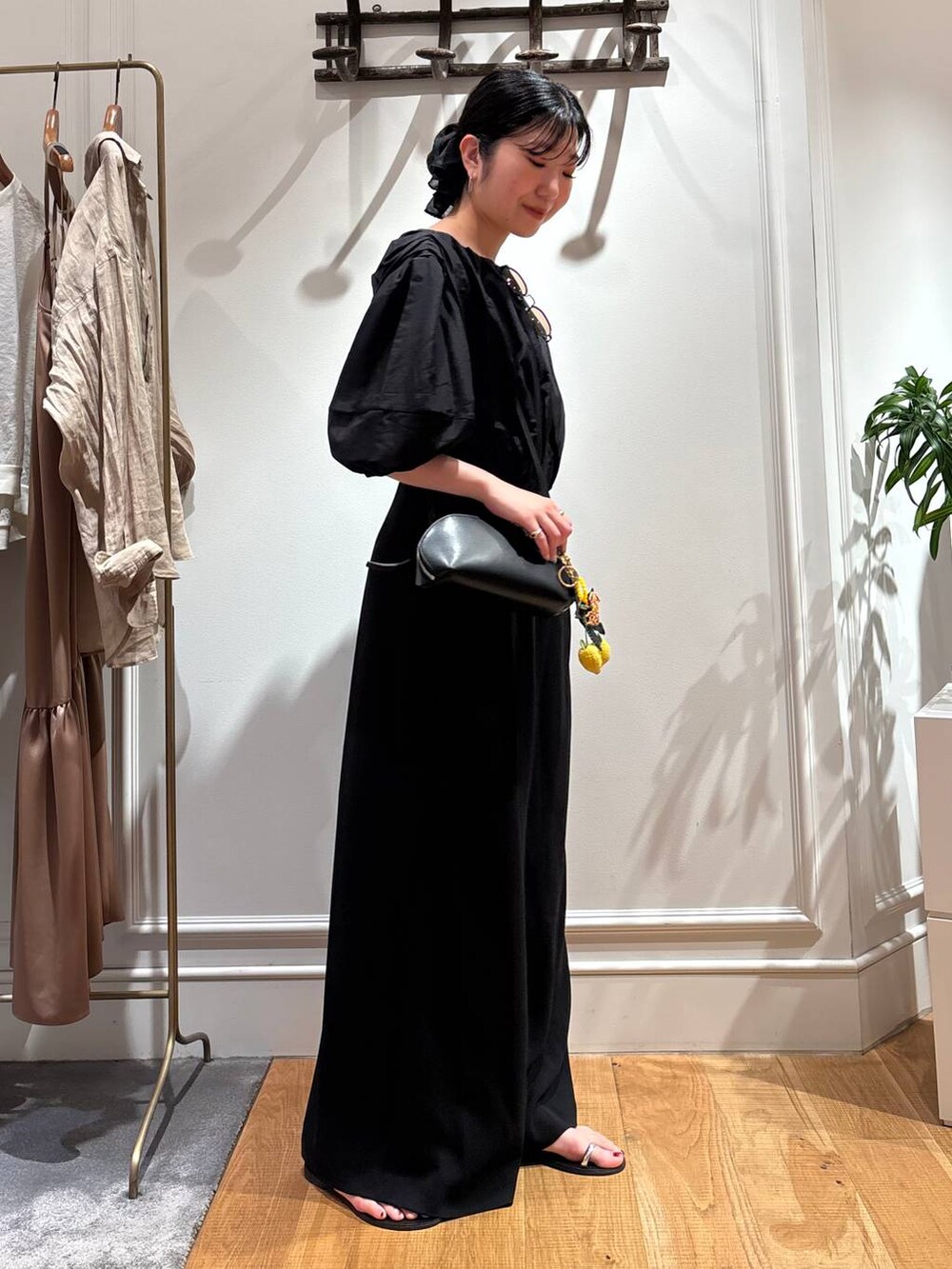 ブラック系のサンダル、ブラック系のつなぎ/オールインワン、ブラック系のショルダーバッグを着用したレディースの夏コーディネートの3枚目の写真