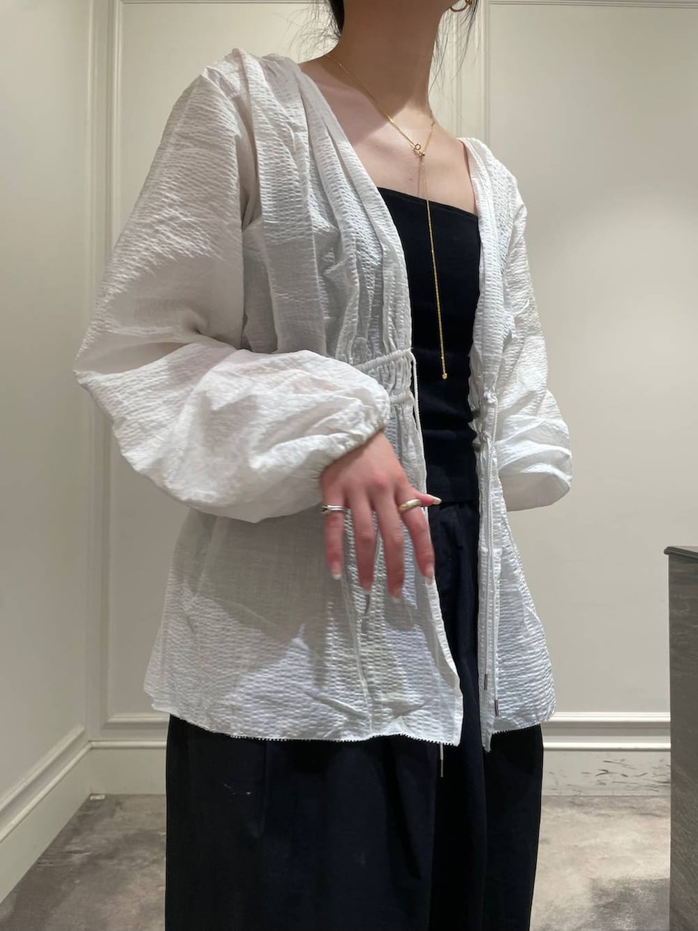 ブラック系のショルダーバッグ、ブラック系のパンプス、ブラック系のキャミソールを着用したレディースの夏コーディネートの6枚目の写真