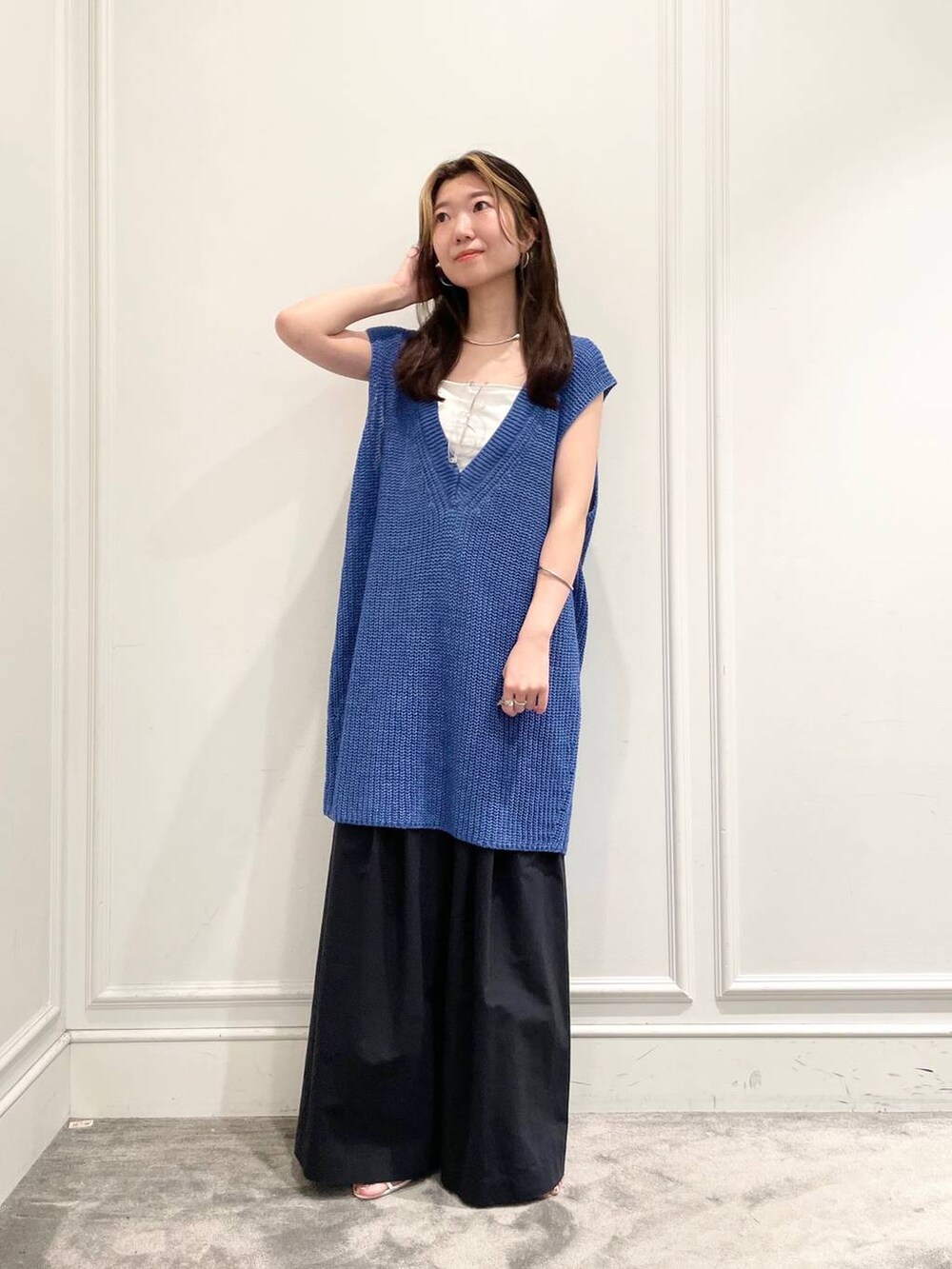 ホワイト系のキャミソール、ブルー系のニット/セーター、ブルー系のその他パンツを着用したレディースの夏コーディネートの4枚目の写真