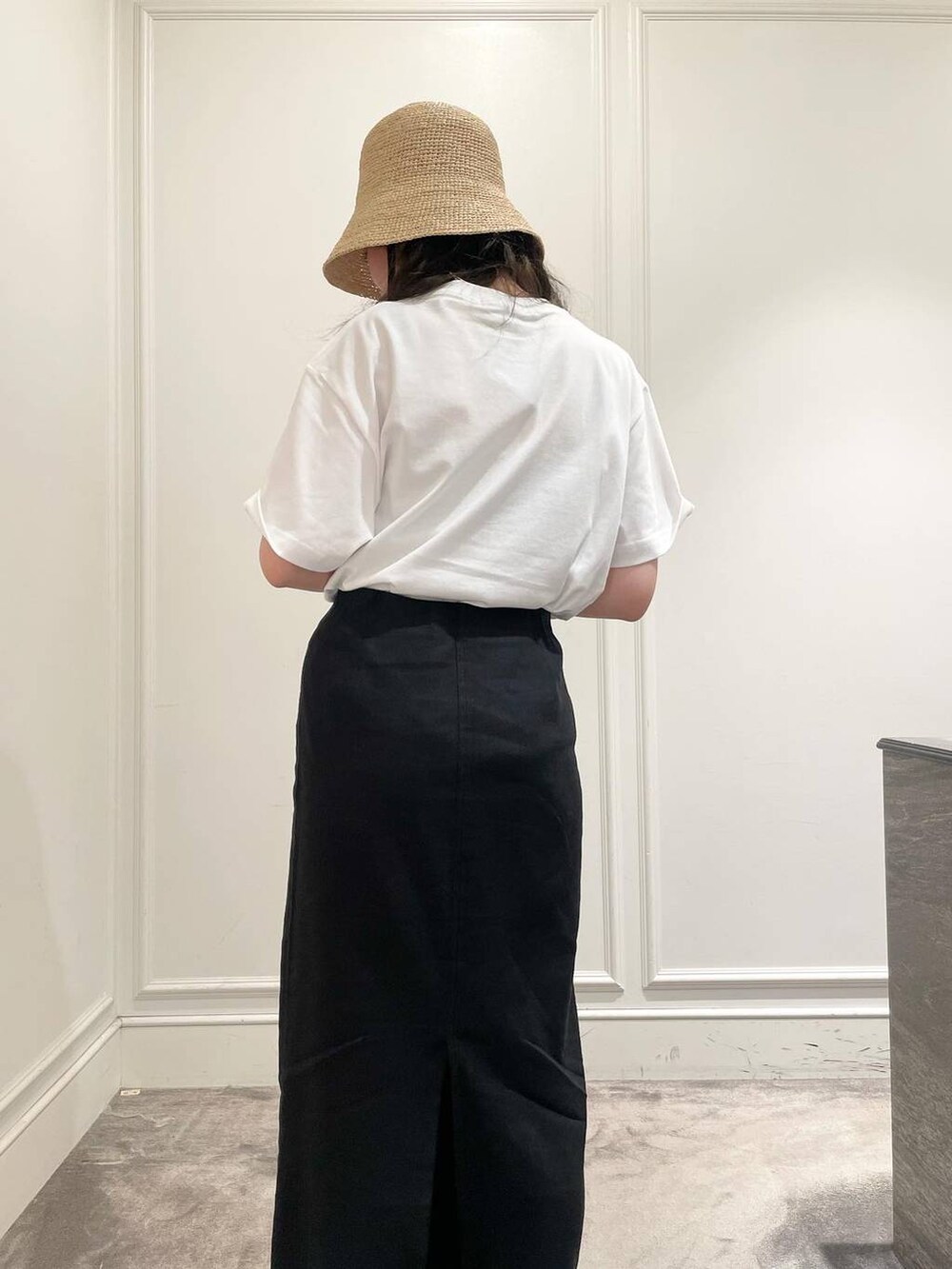 ホワイト系のTシャツ/カットソー、グレー系のスカート、ブラック系のキャミソールを着用したレディースの夏コーディネートの8枚目の写真