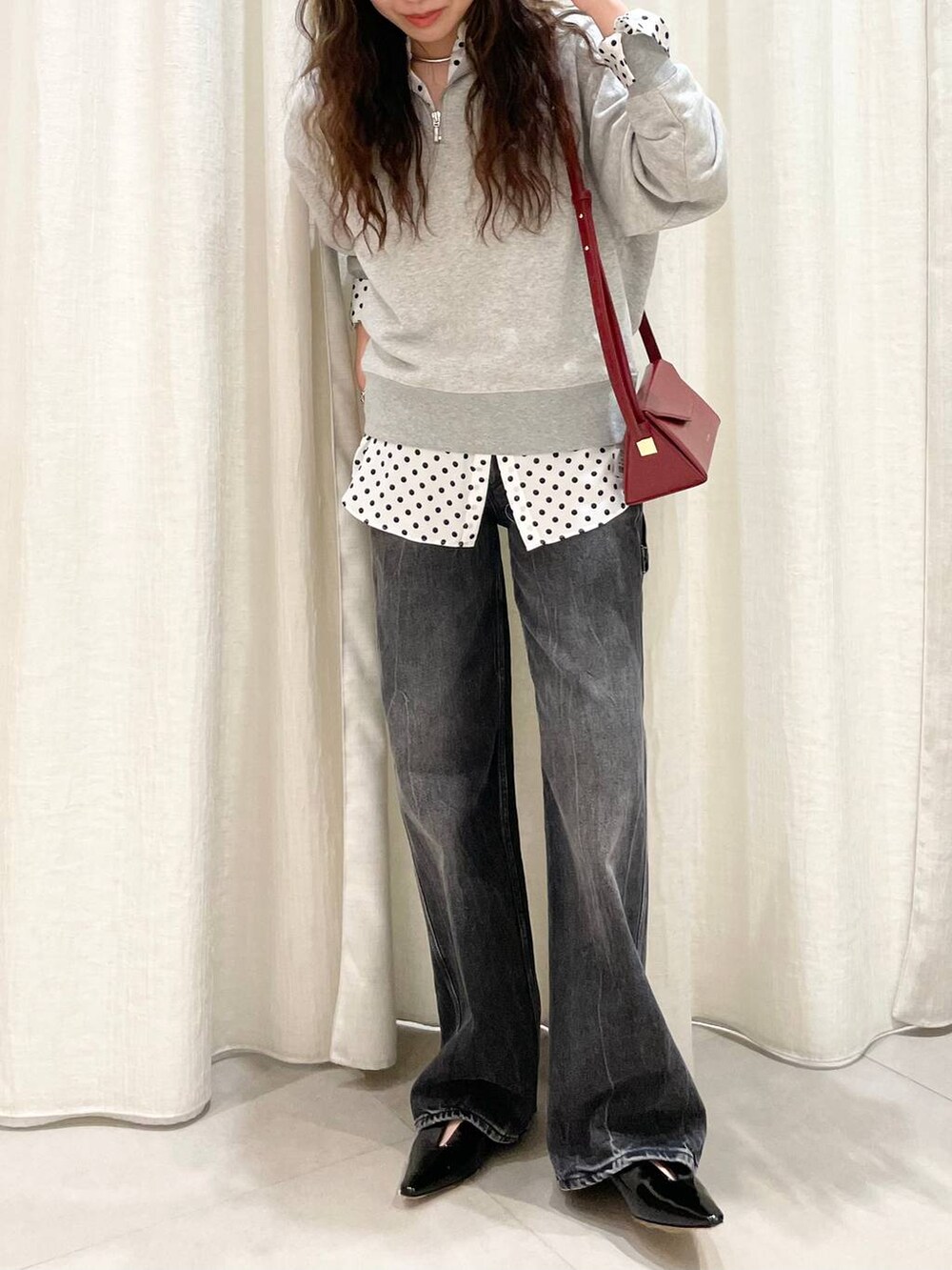 「ベーシック/シンプル、着痩せ・細見え、女子ウケ」｜「BABYLONEの裏毛ハーフジッププルオーバー（スウェット、グレー系）」を使った、pocustagramさん（レディース・162cm）の冬コーディネートの2枚目の写真