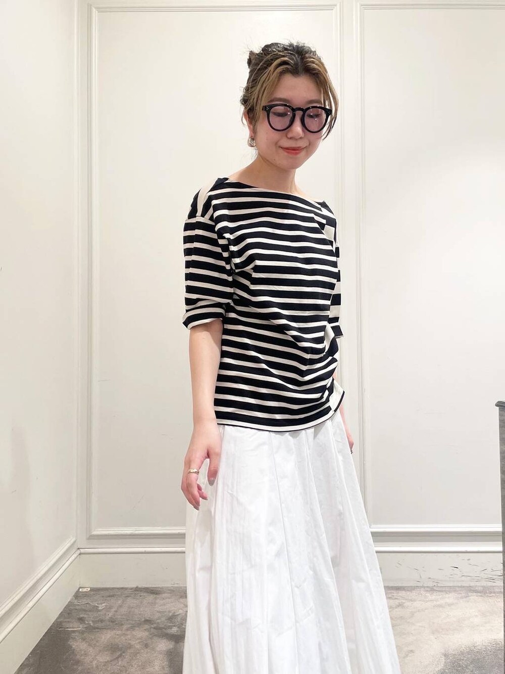 ホワイト系のスカート、その他のTシャツ/カットソー、シルバー系のサンダルを着用したレディースの夏コーディネートの6枚目の写真