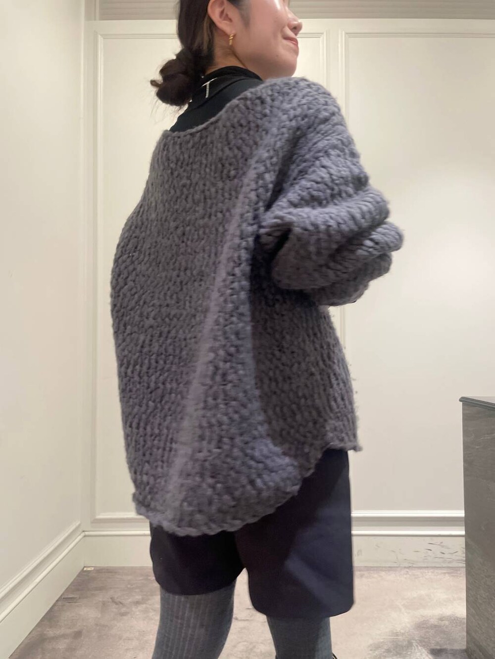 ブラック系のTシャツ/カットソー、グレー系のニット/セーター、グレー系のその他パンツを着用したレディースの冬コーディネートの8枚目の写真