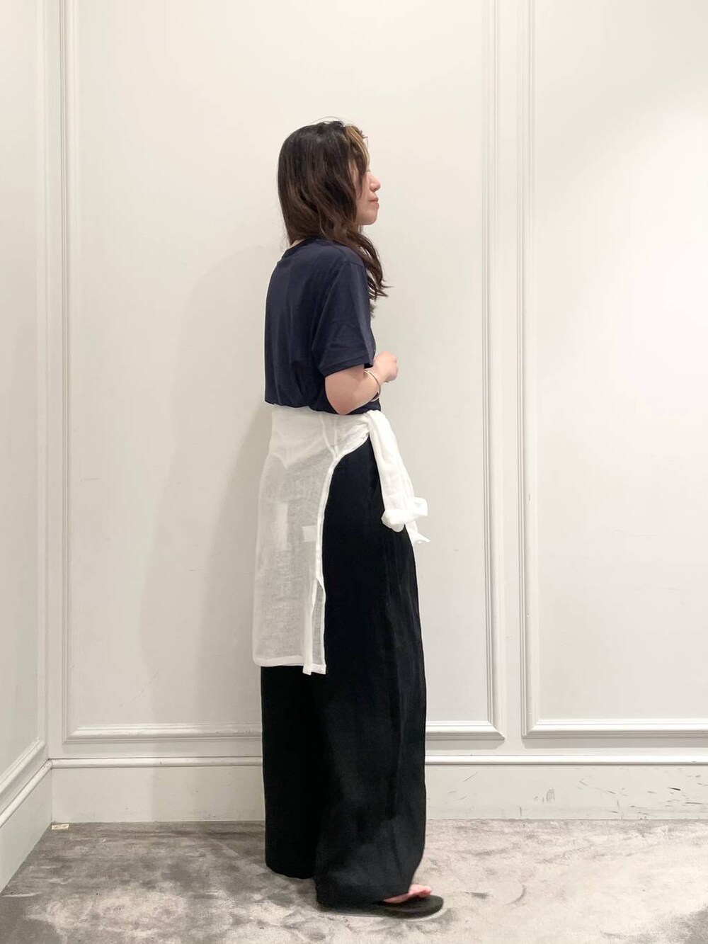 ホワイト系のシャツ/ブラウス、ブラック系のその他パンツ、ブラック系のサンダルを着用したレディースの夏コーディネートの4枚目の写真