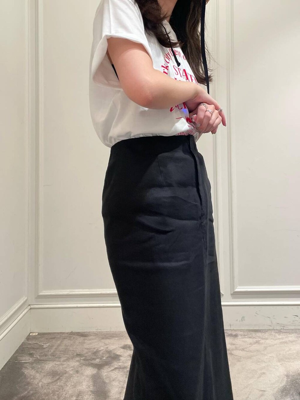 ホワイト系のTシャツ/カットソー、グレー系のスカート、ブラック系のキャミソールを着用したレディースの夏コーディネートの7枚目の写真