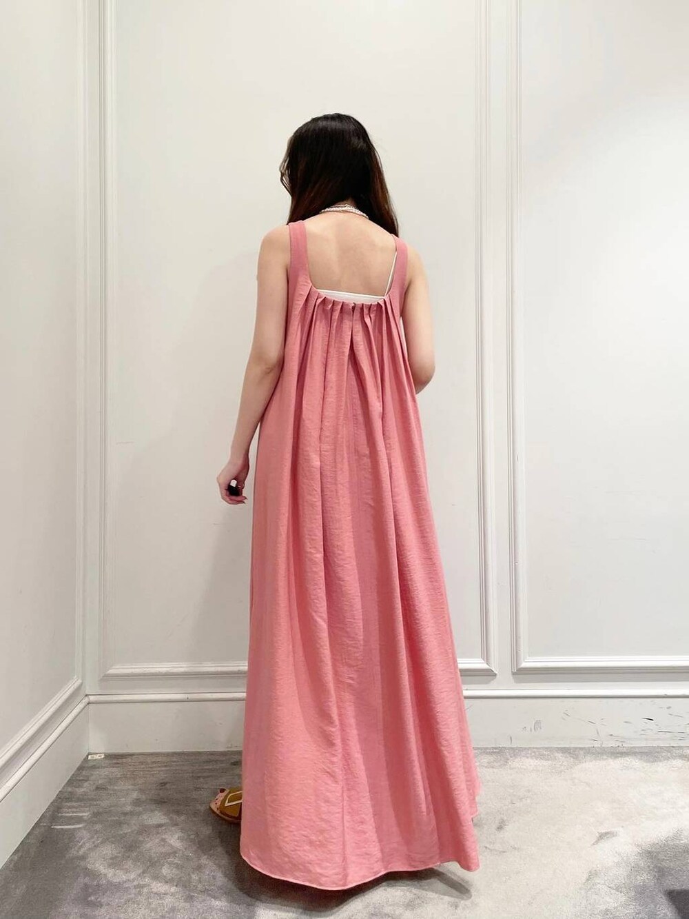 ホワイト系のキャミソール、ピンク系のワンピース、イエロー系のサンダルを着用したレディースの夏コーディネートの5枚目の写真