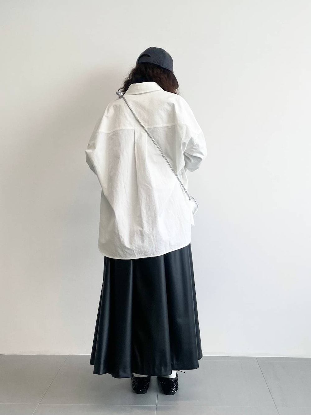 「ベーシック/シンプル、着痩せ・細見え、女子ウケ」｜「BABYLONEの【LA SCAIA】ショルダーmini BAG（ショルダーバッグ、シルバー系）」を使った、pocustagramさん（レディース・162cm）の秋コーディネートの4枚目の写真