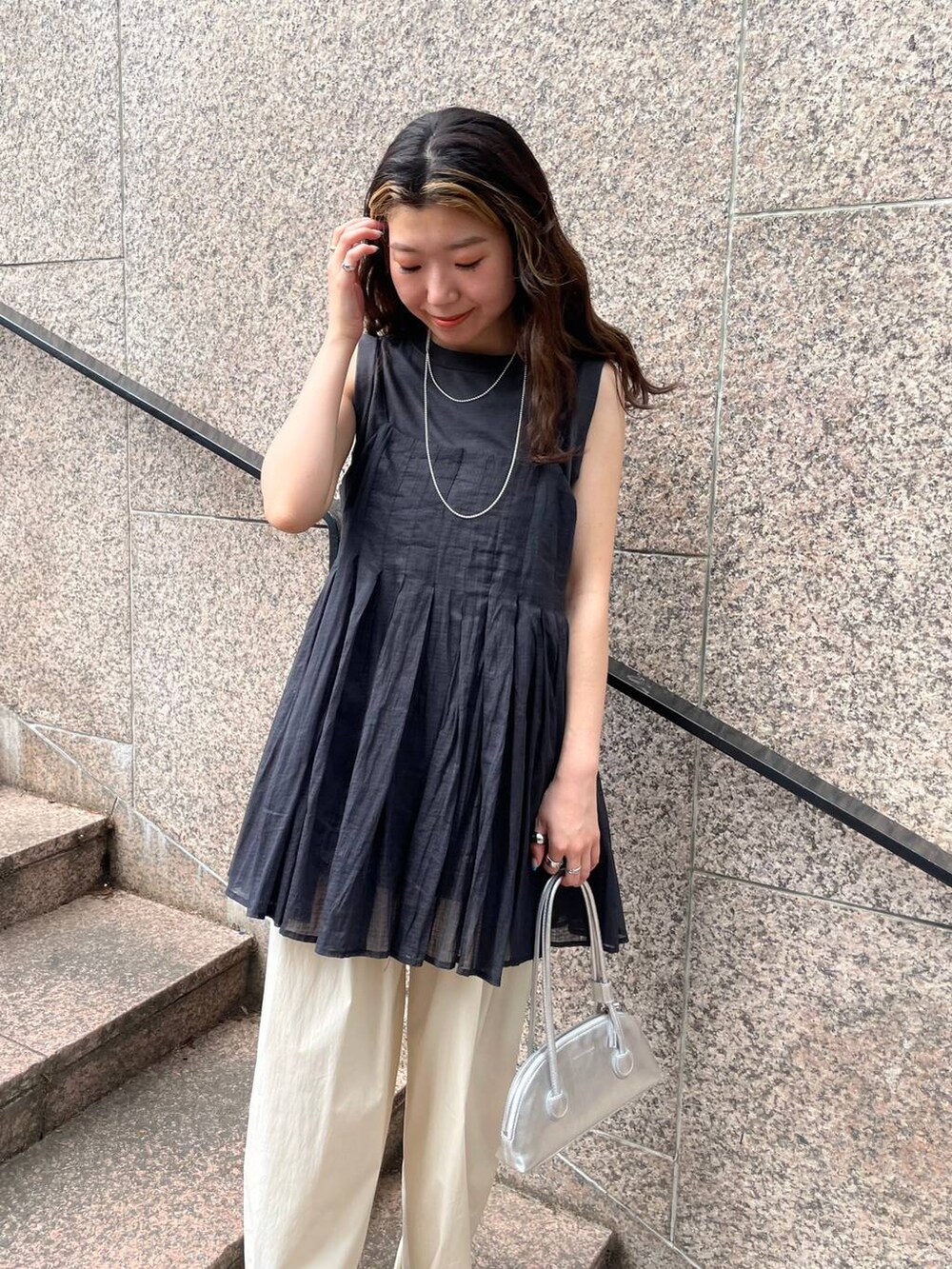 グレー系のタンクトップ、ブラック系のキャミソール、ホワイト系のその他パンツを着用したレディースの夏コーディネートの7枚目の写真