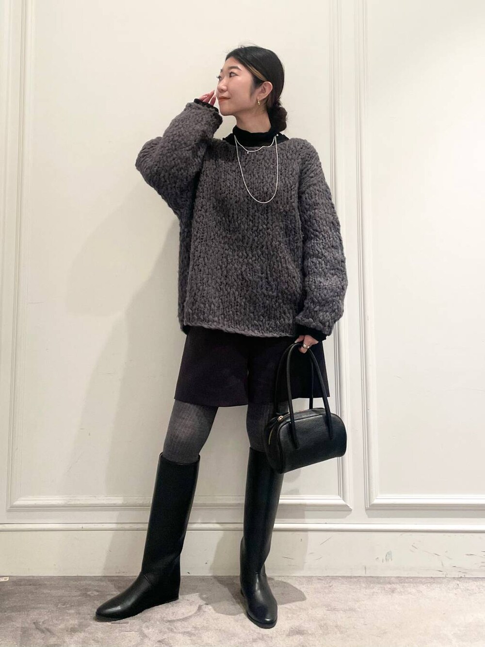 ブラック系のTシャツ/カットソー、グレー系のニット/セーター、グレー系のその他パンツを着用したレディースの冬コーディネートの3枚目の写真