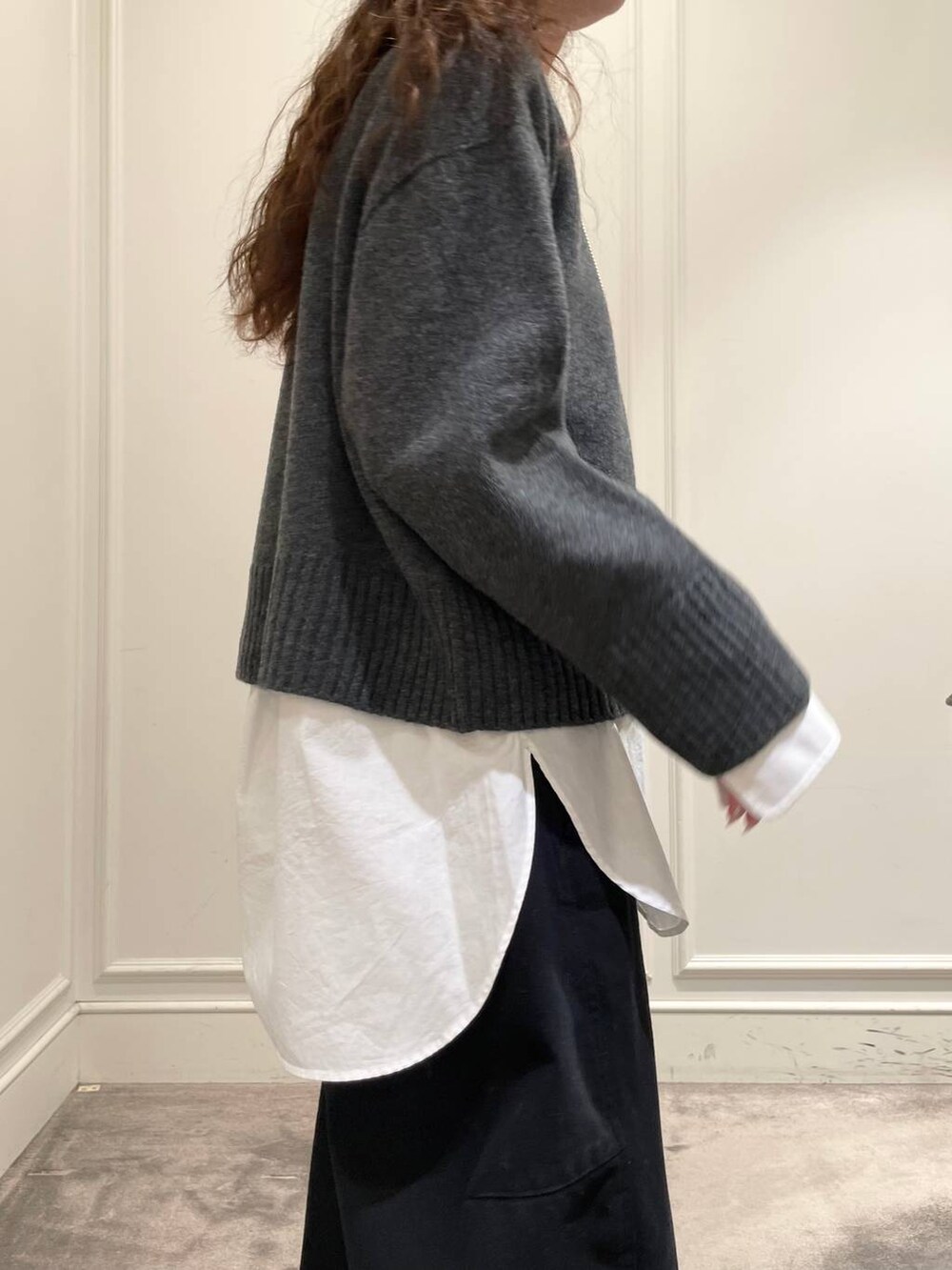 ブルー系のその他パンツ、ホワイト系のシャツ/ブラウス、ブラック系のショルダーバッグを着用したレディースの冬コーディネートの6枚目の写真