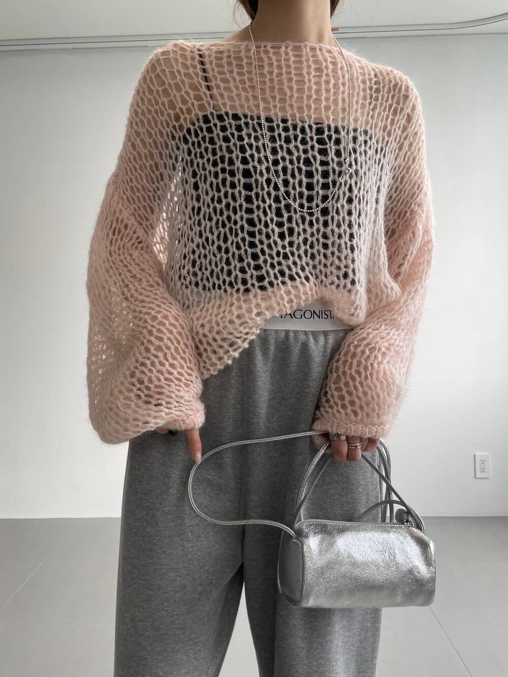 「ベーシック/シンプル、着痩せ・細見え、女子ウケ」｜「BABYLONEの【LA SCAIA】ショルダーmini BAG（ショルダーバッグ、シルバー系）」を使った、pocustagramさん（レディース・162cm）の秋コーディネートの5枚目の写真