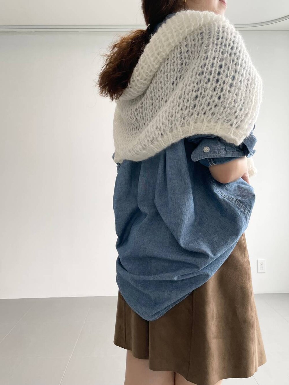 ブルー系のシャツ/ブラウス、ホワイト系のニット/セーター、ベージュ系のスカートを着用したレディースの夏コーディネートの6枚目の写真