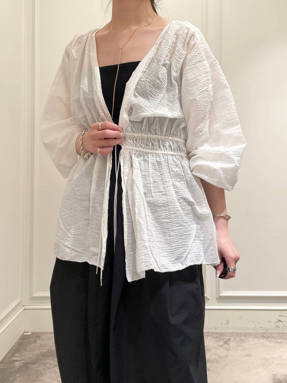 ブラック系のショルダーバッグ、ブラック系のパンプス、ブラック系のキャミソールを着用したレディースの夏コーディネートの5枚目の写真