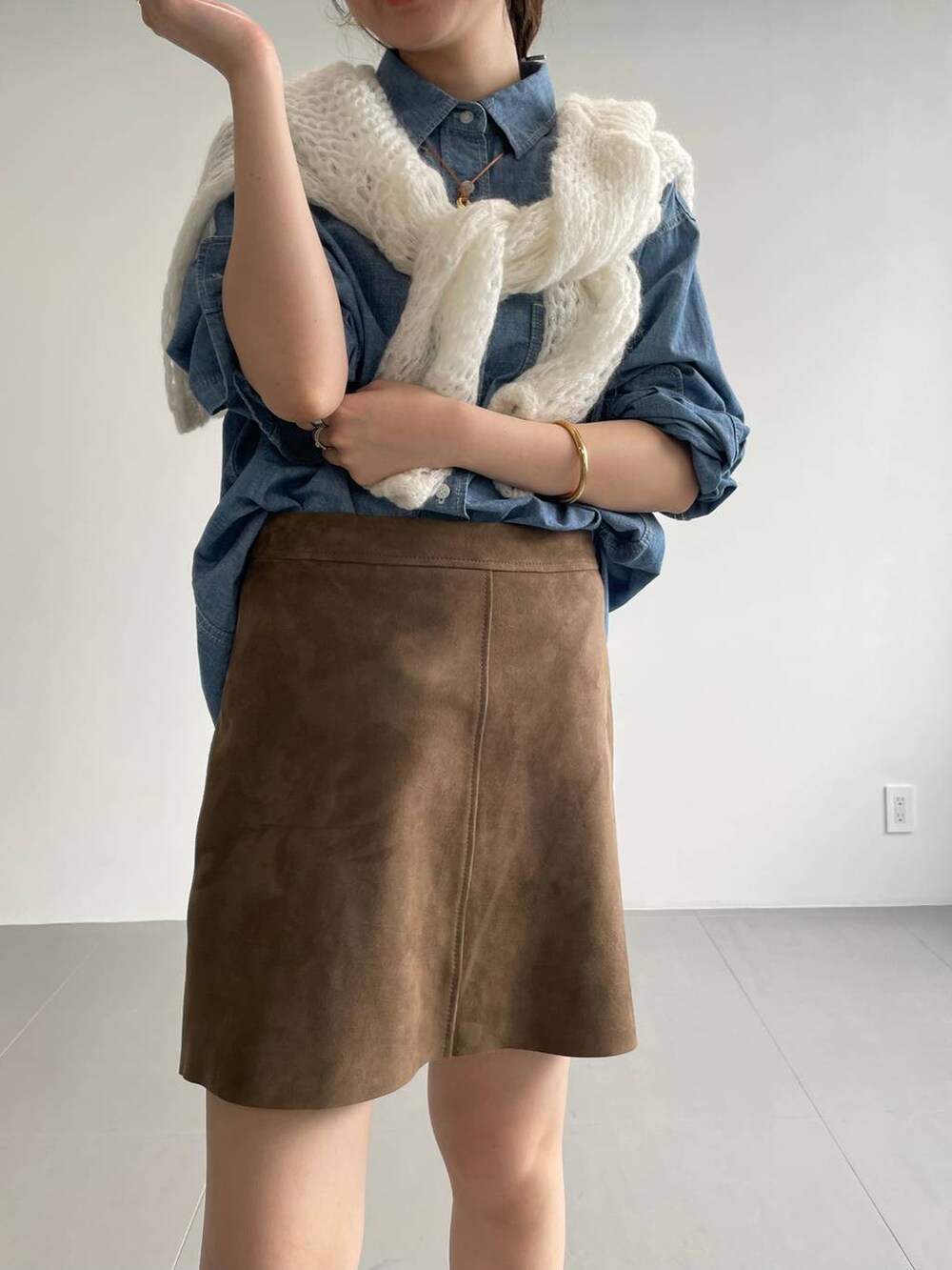 ブルー系のシャツ/ブラウス、ホワイト系のニット/セーター、ベージュ系のスカートを着用したレディースの夏コーディネートの5枚目の写真