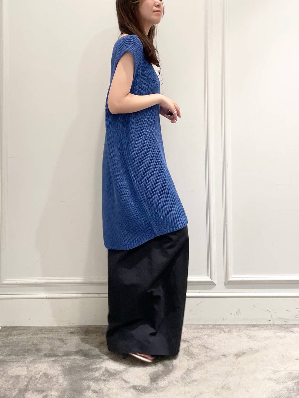 ホワイト系のキャミソール、ブルー系のニット/セーター、ブルー系のその他パンツを着用したレディースの夏コーディネートの5枚目の写真