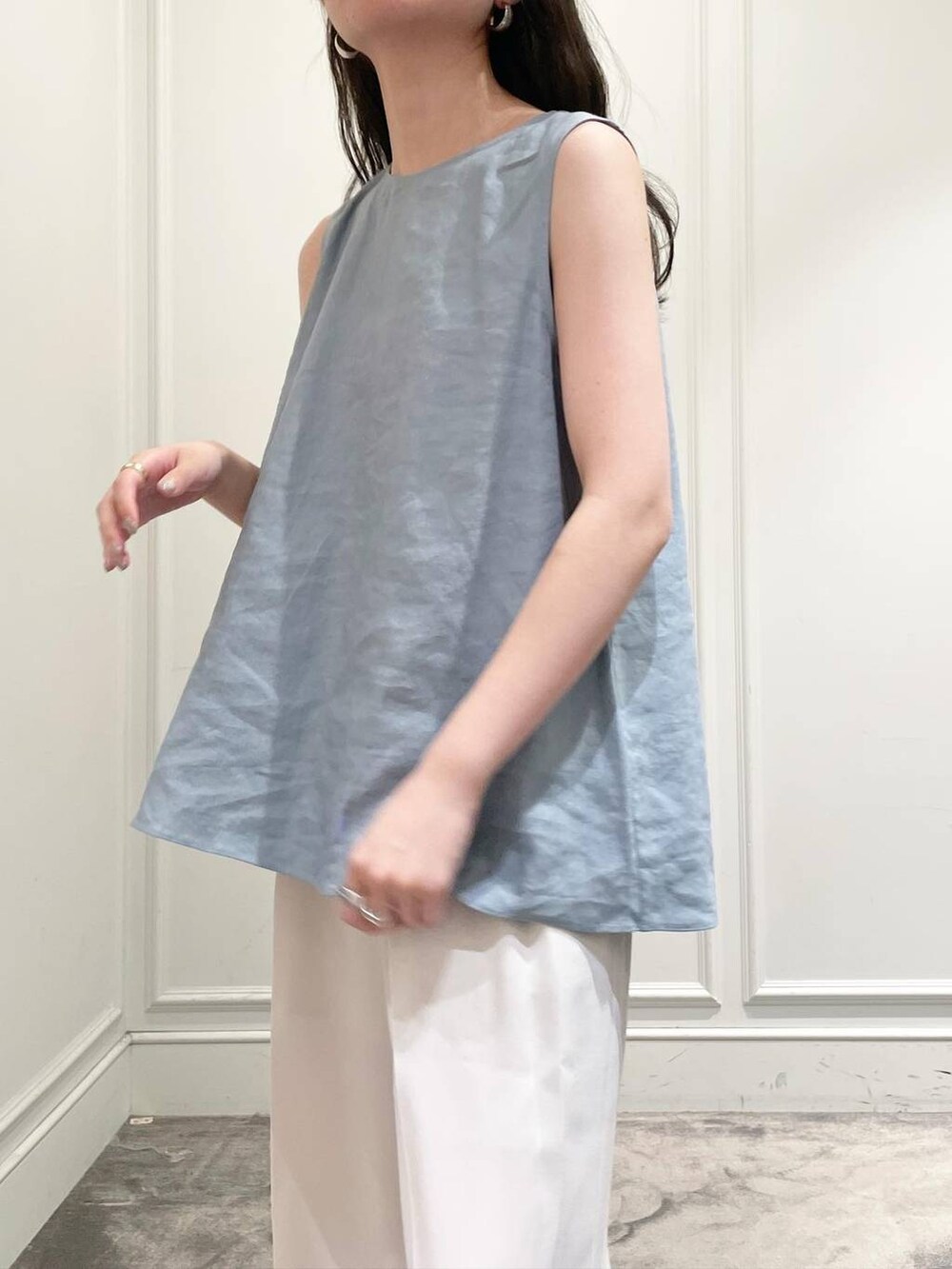 ホワイト系のその他パンツ、シルバー系のサンダル、グリーン系のシャツ/ブラウスを着用したレディースの夏コーディネートの6枚目の写真