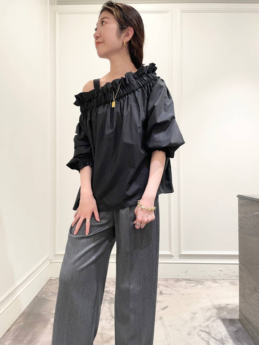 グレー系のその他パンツ、ブラック系のシャツ/ブラウス、ブラウン系のブレスレットを着用したレディースの秋コーディネートの5枚目の写真