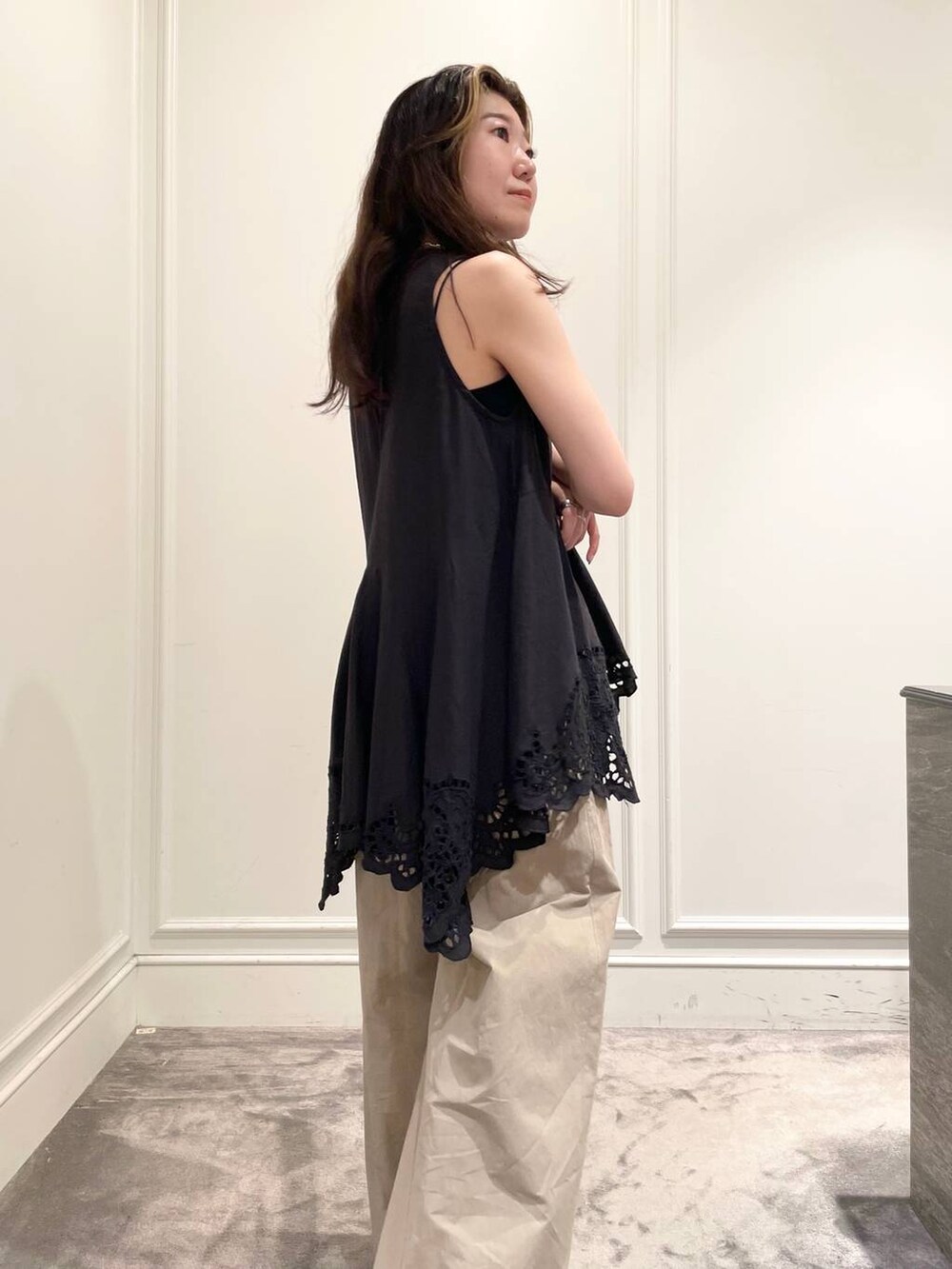 ブラック系のシャツ/ブラウス、ブラック系のキャミソール、ブラック系のサンダルを着用したレディースの夏コーディネートの7枚目の写真