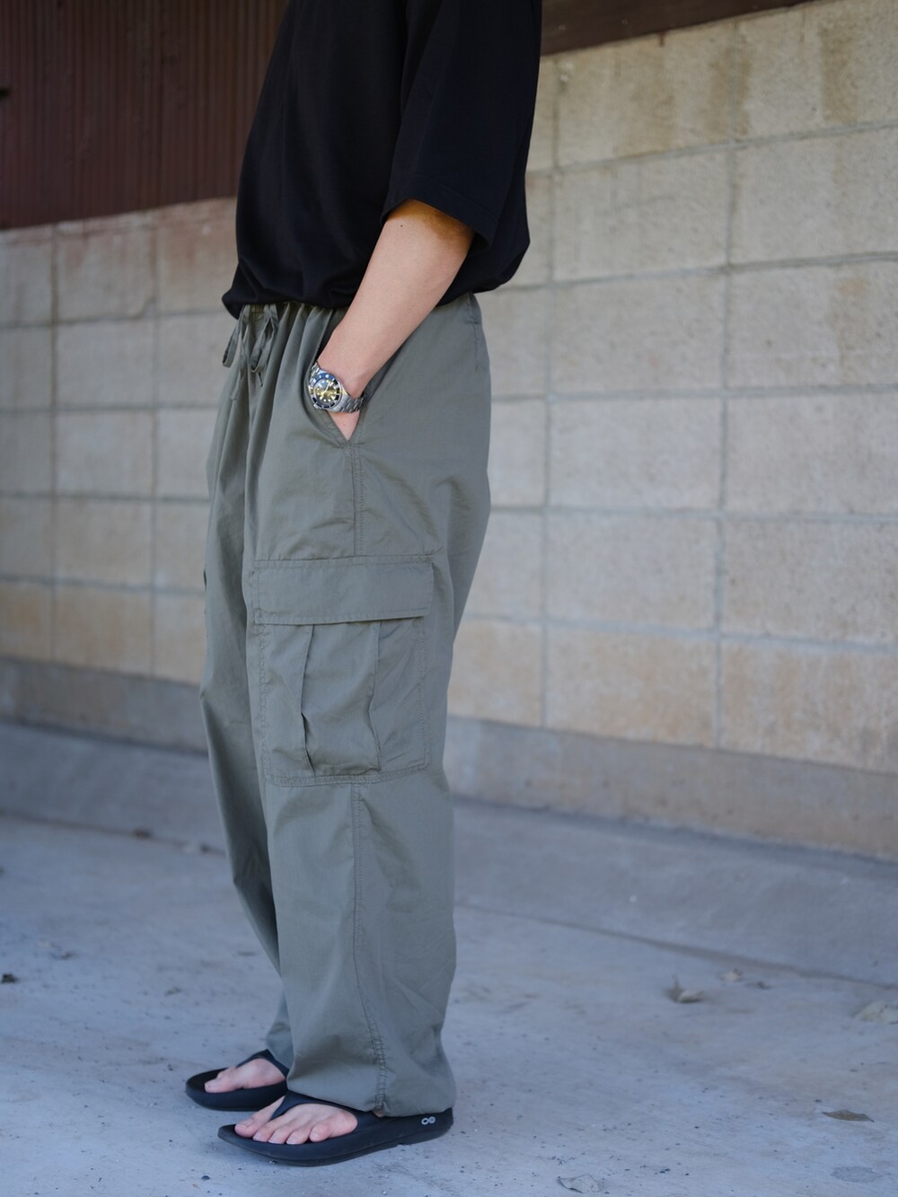 ブラック系のTシャツ/カットソーを着用したメンズの夏コーディネートの2枚目の写真