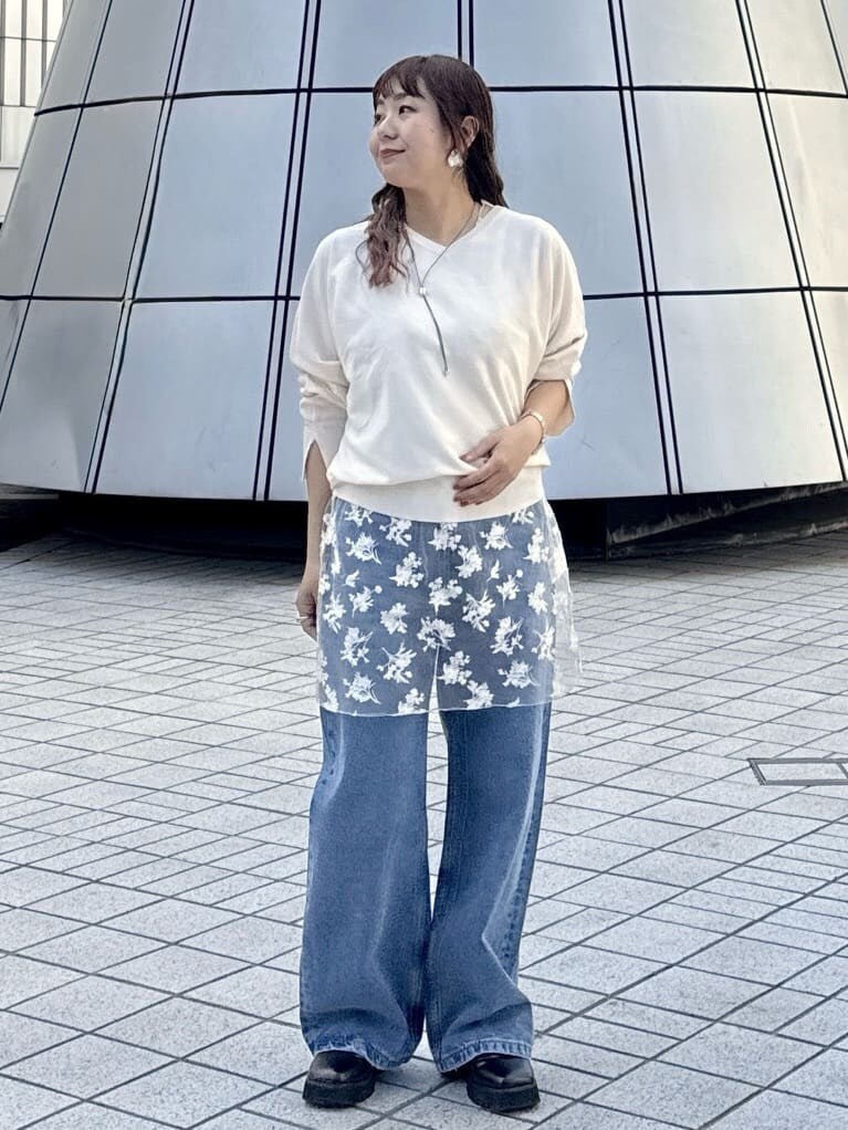 ホワイト系のニット/セーター、ホワイト系のシャツ/ブラウス、ブルー系のデニムパンツを着用したレディースの春コーディネートの5枚目の写真
