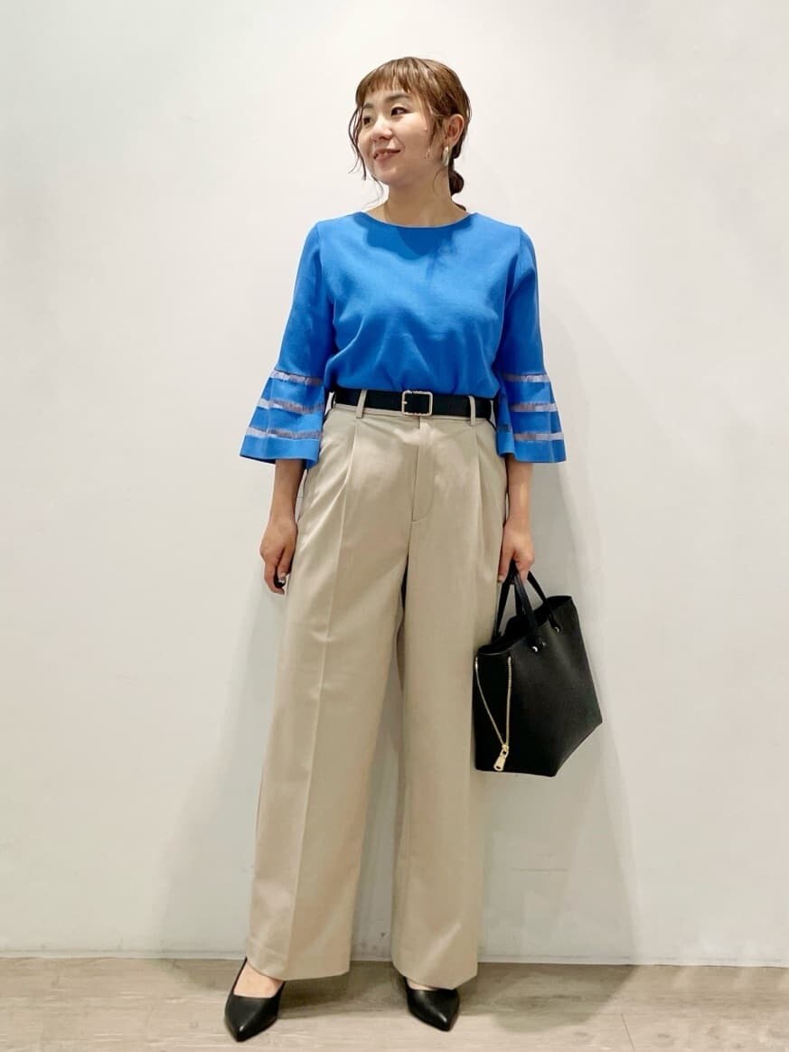 ブラック系のパンプス、ゴールド系のベルトを着用したレディースの春コーディネートの2枚目の写真