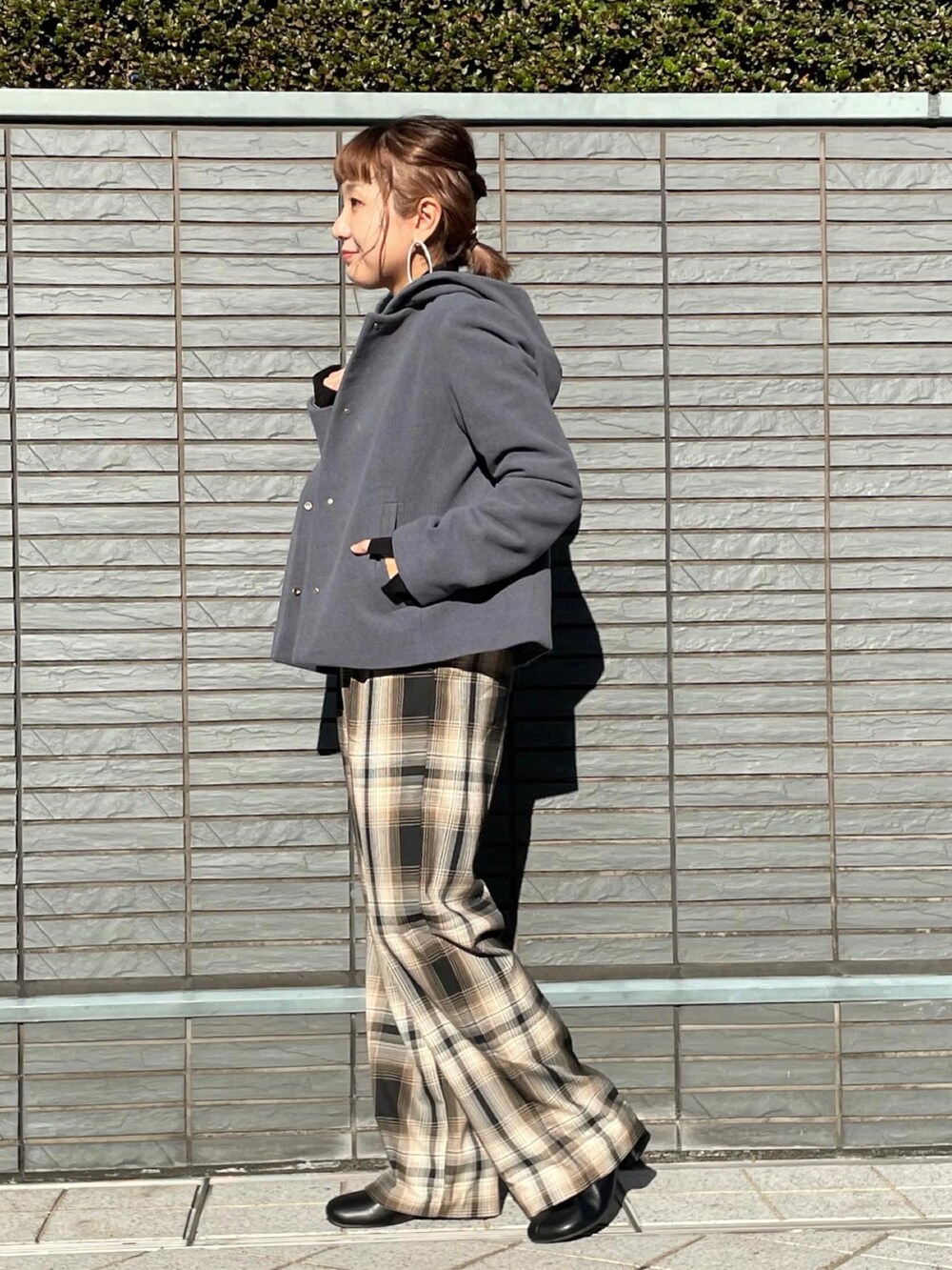 ブラック系のニット/セーター、グリーン系のその他アウター、ブラウン系のその他パンツを着用したレディースの冬コーディネートの2枚目の写真