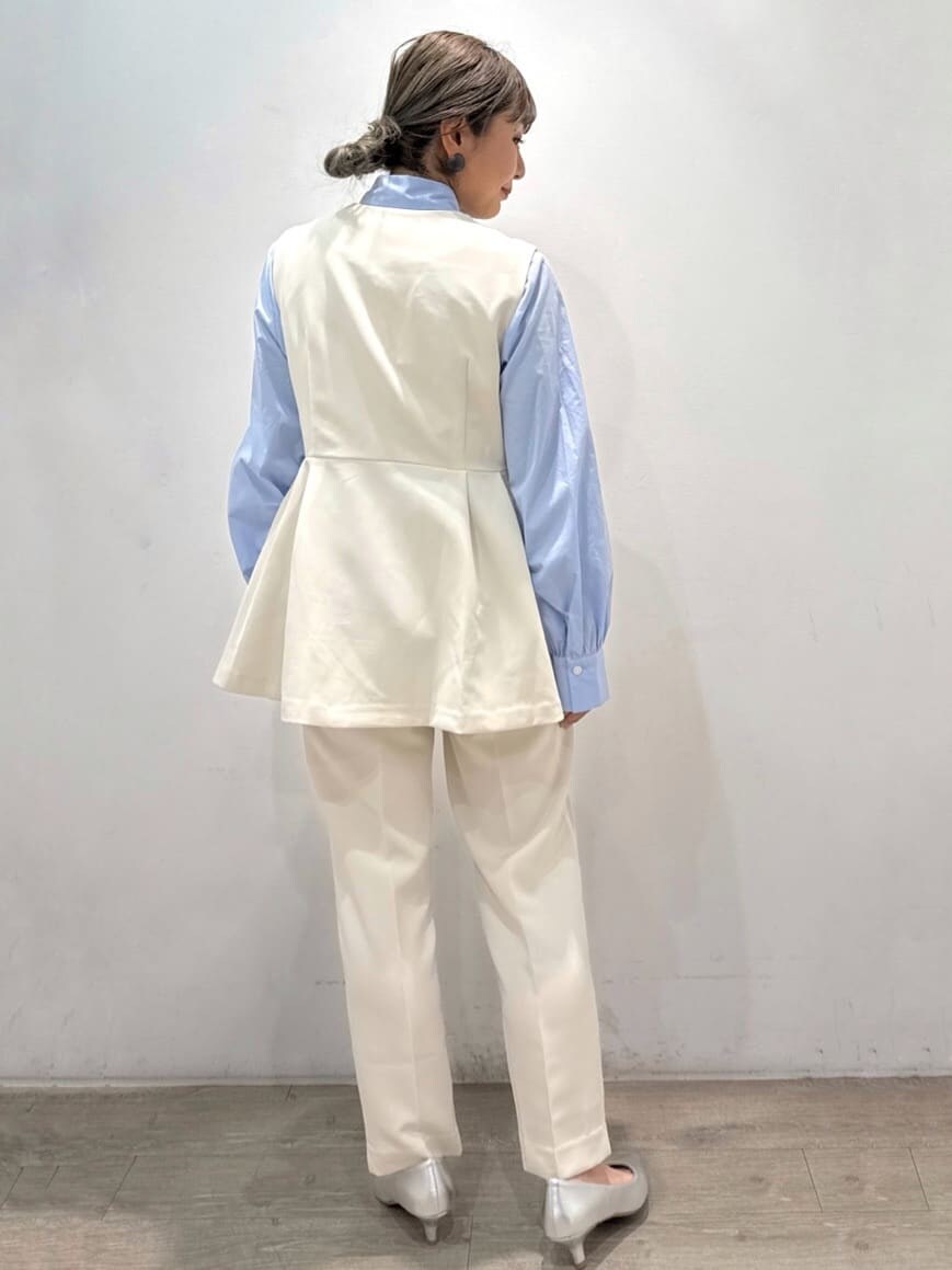 ホワイト系のベスト、ブルー系のシャツ/ブラウス、ホワイト系のその他パンツを着用したレディースの冬コーディネートの5枚目の写真