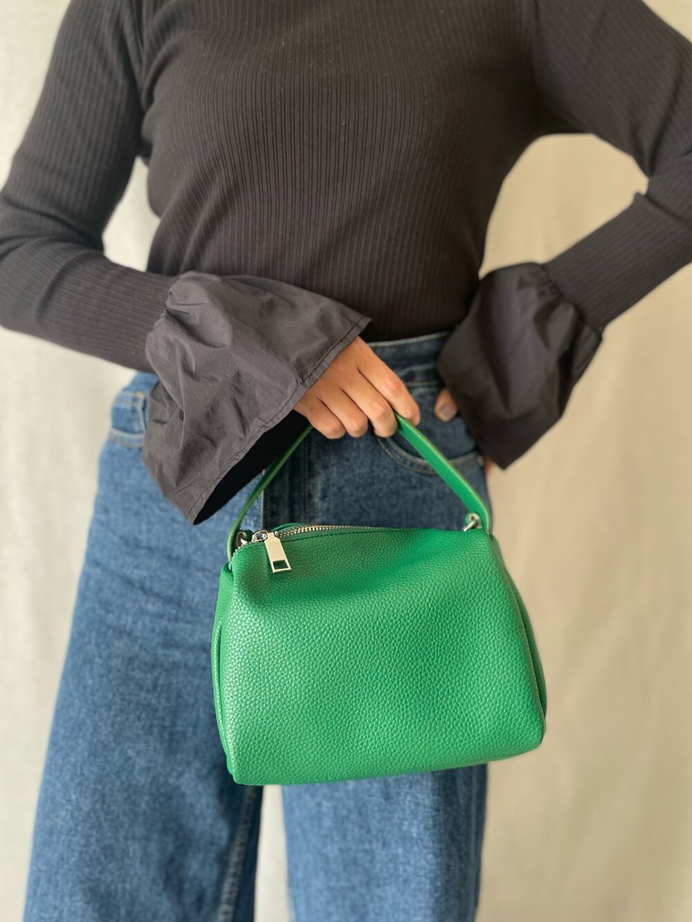 ブラック系のTシャツ/カットソー、グリーン系のショルダーバッグ、ブルー系のその他パンツを着用したレディースの秋コーディネートの3枚目の写真