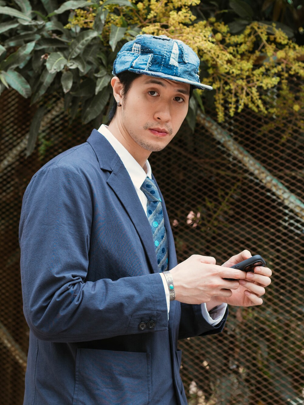 ブルー系のネクタイ、ブルー系のテーラードジャケット、ブルー系のデニムパンツを着用したメンズの春コーディネートの5枚目の写真