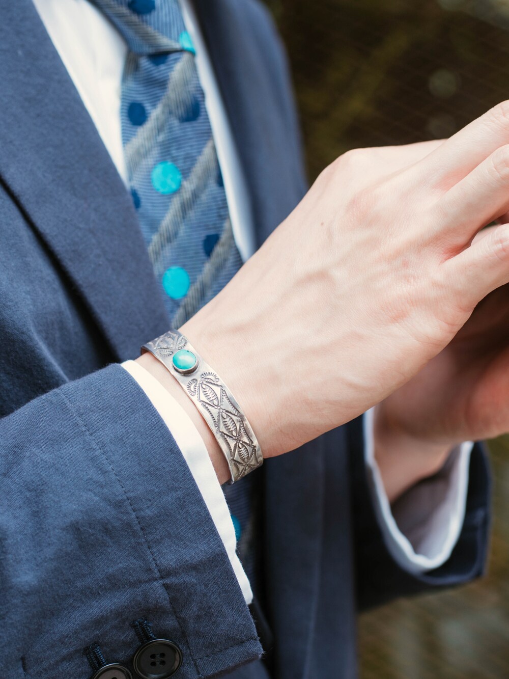 ブルー系のネクタイ、ブルー系のテーラードジャケット、ブルー系のデニムパンツを着用したメンズの春コーディネートの3枚目の写真