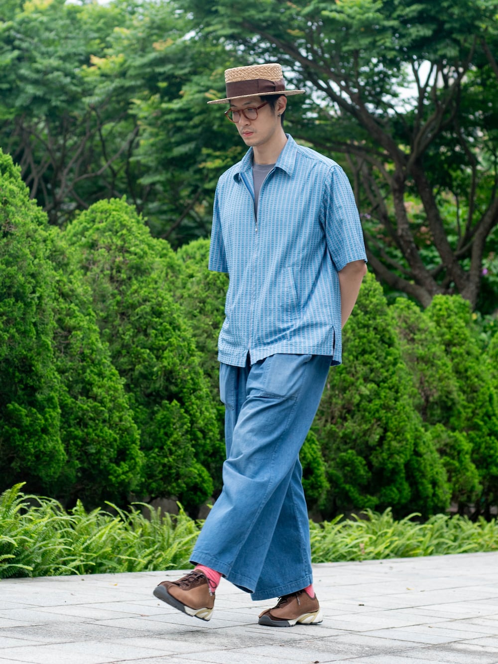 ブルー系のシャツ/ブラウス、ブルー系のデニムパンツ、ブラウン系のスニーカーを着用したメンズの夏コーディネートの2枚目の写真