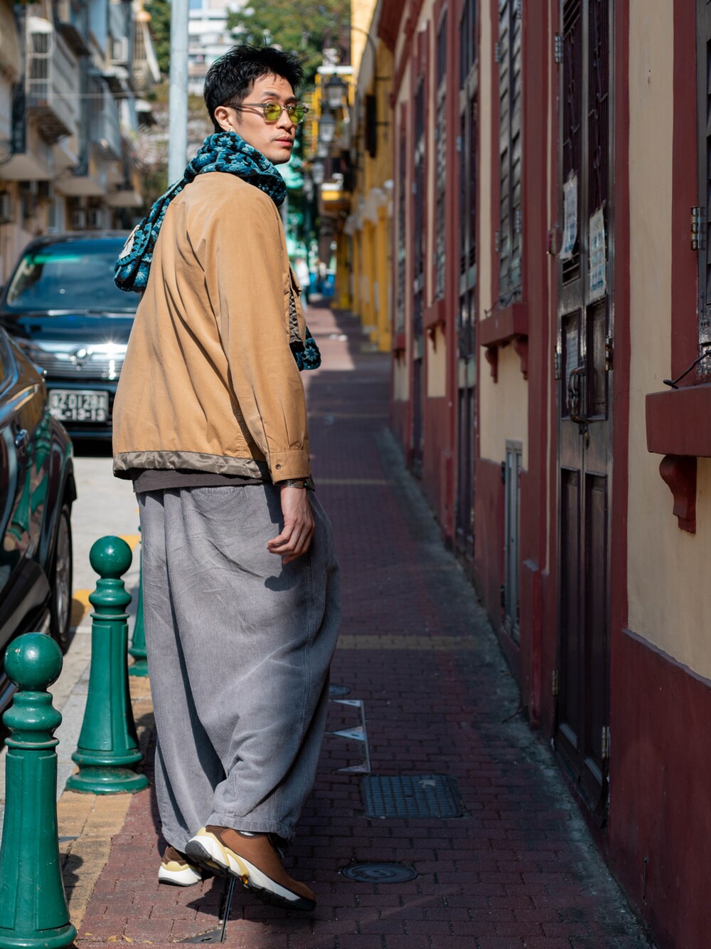 ブラウン系のシャツ/ブラウス、ブラウン系のスニーカー、グレー系のチノパンツを着用したメンズの冬コーディネートの3枚目の写真