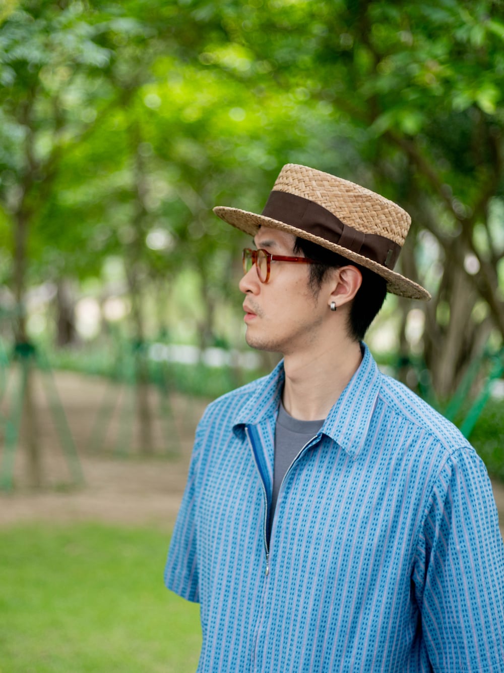 ブルー系のシャツ/ブラウス、ブルー系のデニムパンツ、ブラウン系のスニーカーを着用したメンズの夏コーディネートの3枚目の写真