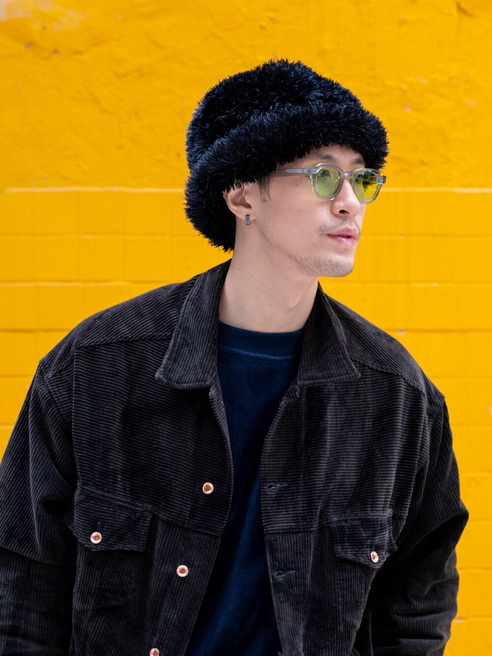 ブラウン系のその他アウター、ブラウン系のチノパンツ、ホワイト系のスニーカーを着用したメンズの冬コーディネートの3枚目の写真