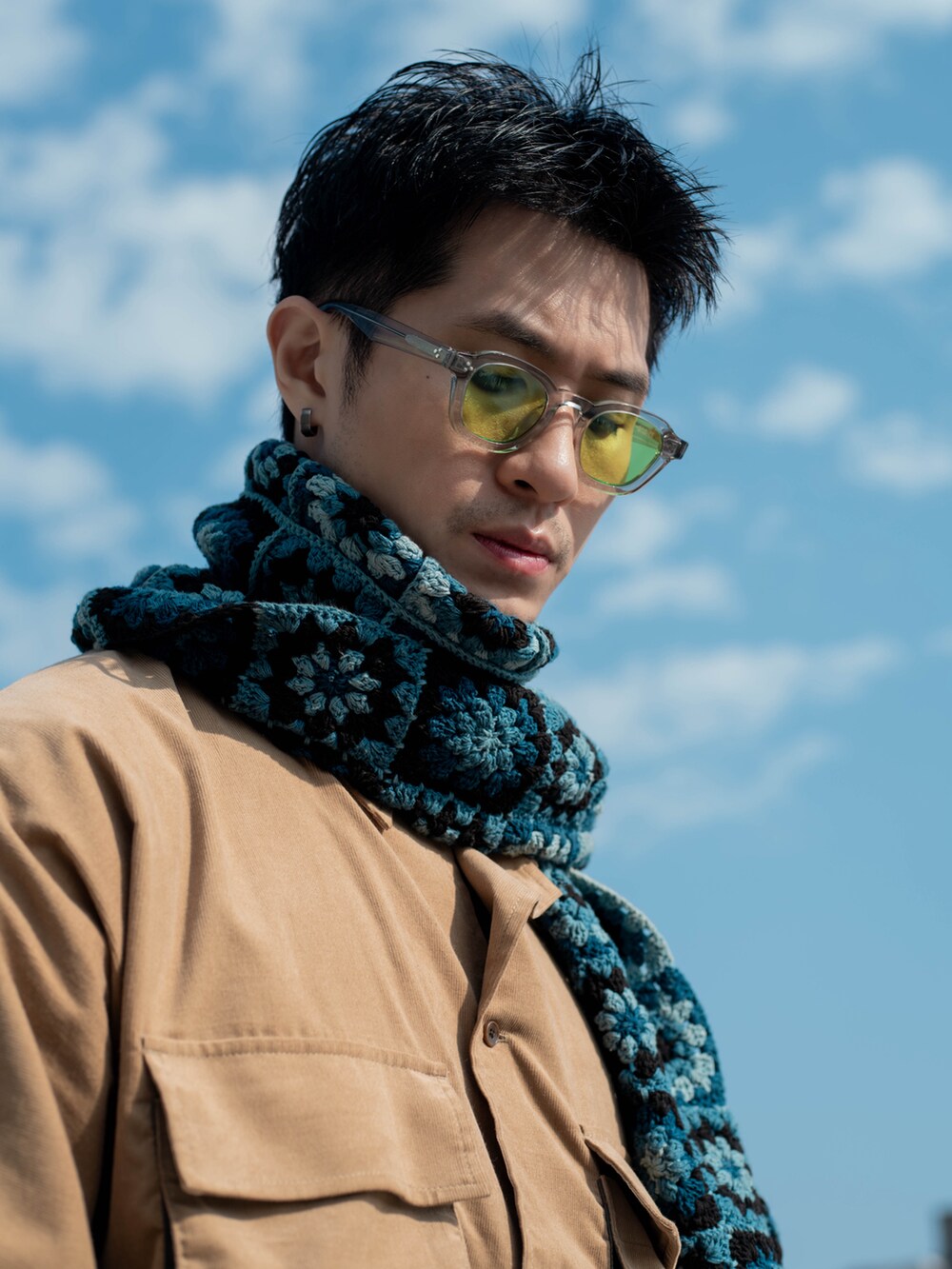 ブラウン系のシャツ/ブラウス、ブラウン系のスニーカー、グレー系のチノパンツを着用したメンズの冬コーディネートの2枚目の写真