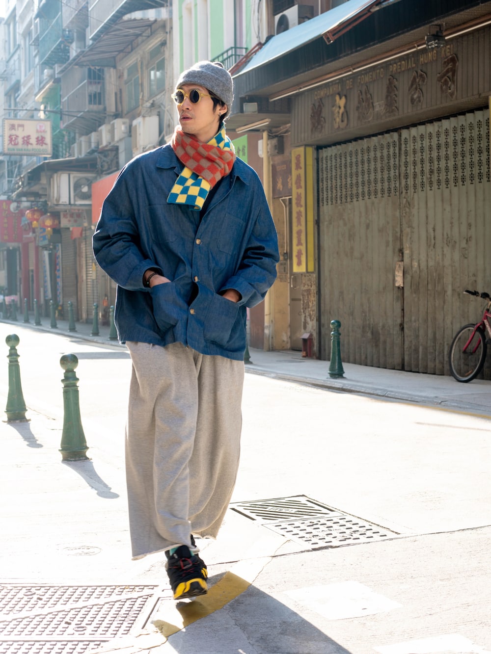 ブルー系のデニムジャケット、グレー系のチノパンツ、ブラック系のスニーカーを着用したメンズの冬コーディネートの2枚目の写真