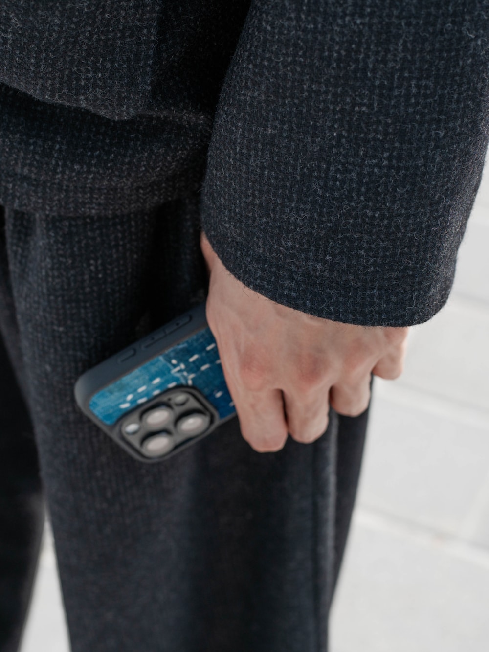 ブラック系のテーラードジャケット、ブラック系のスラックス、ブラック系のスニーカーを着用したメンズの冬コーディネートの3枚目の写真