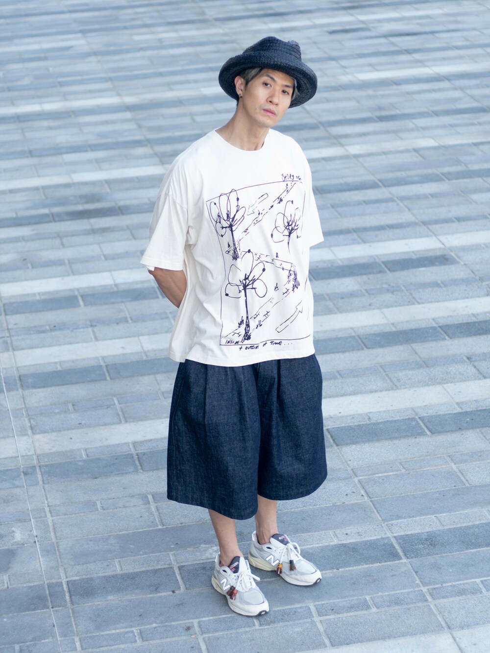 ホワイト系のTシャツ/カットソー、ブルー系のカーゴパンツ、ホワイト系のスニーカーを着用したメンズの夏コーディネートの2枚目の写真