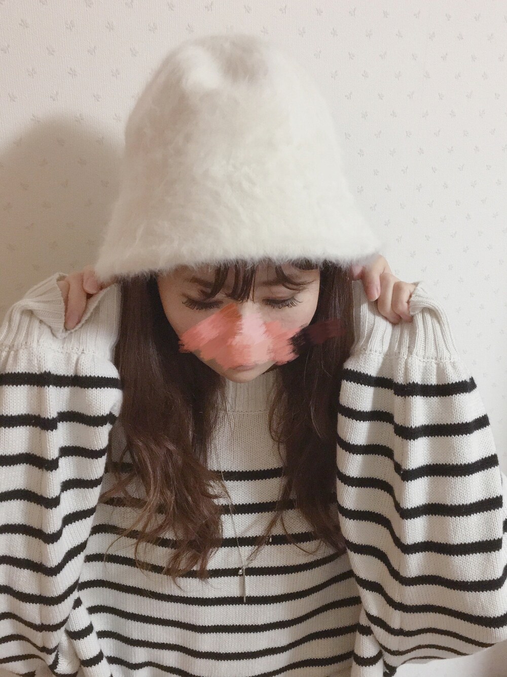 ベージュ系のワンピース、ブラック系のブーツ、ホワイト系のトップスを着用したレディースの秋コーディネートの2枚目の写真