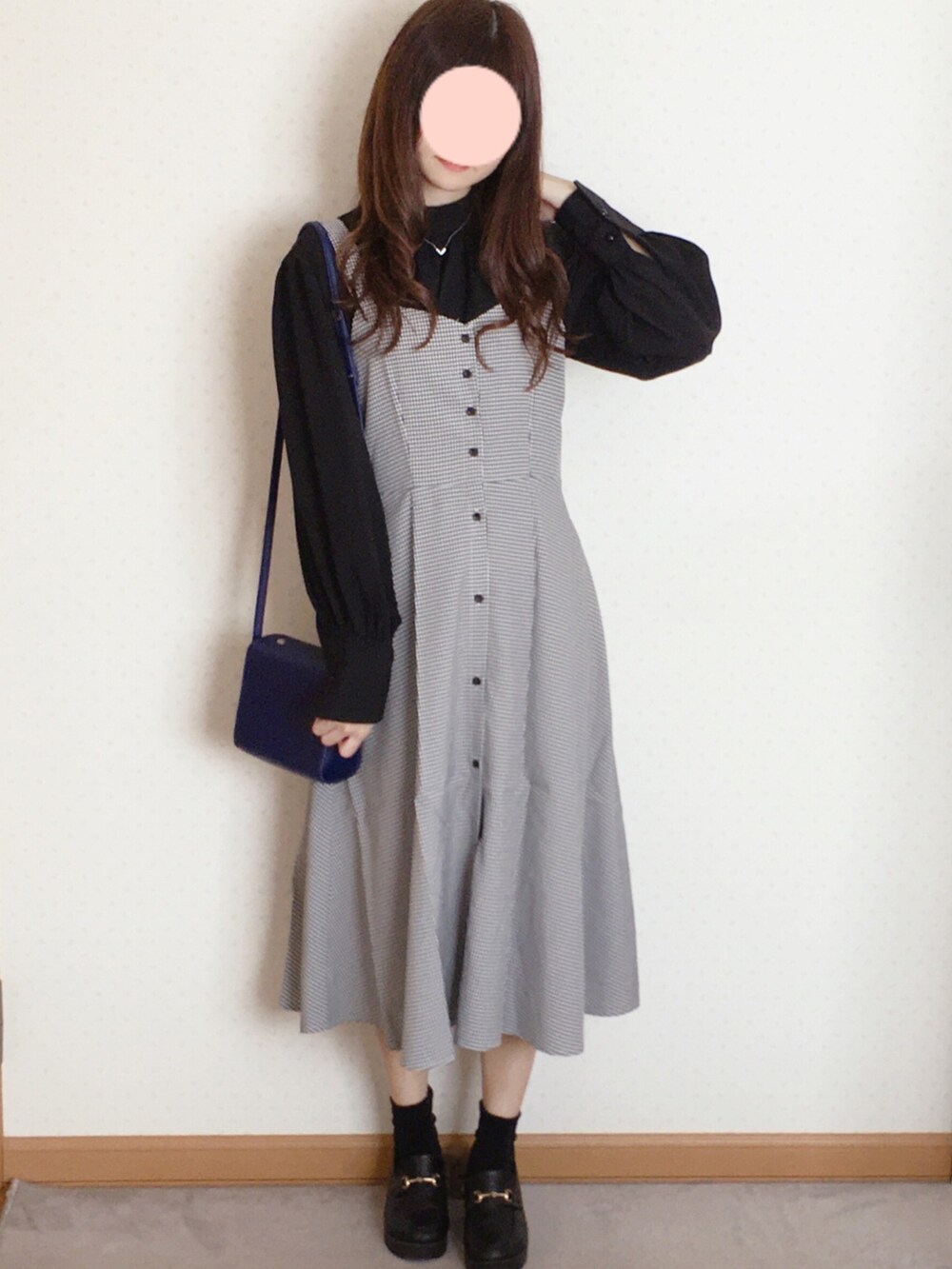 ブラック系のワンピース、ブラック系のローファー、ブラック系のシャツ/ブラウスを着用したレディースの春コーディネートの2枚目の写真