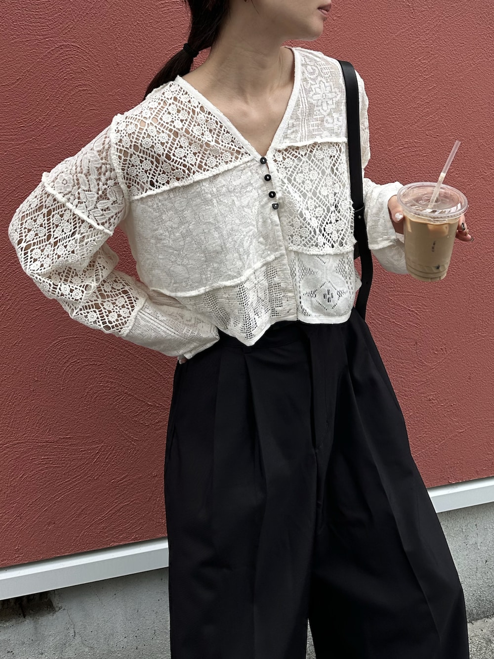 ホワイト系のカーディガン/ボレロ、ブラック系のスラックス、ブラック系のスニーカーを着用したレディースの春コーディネートの2枚目の写真