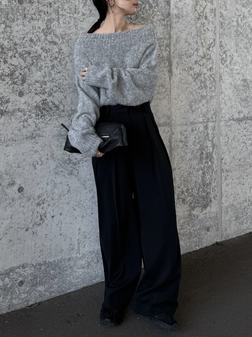 グレー系のニット/セーター、ブラック系のその他パンツ、ブラック系のスニーカーを着用したレディースの秋コーディネートの3枚目の写真