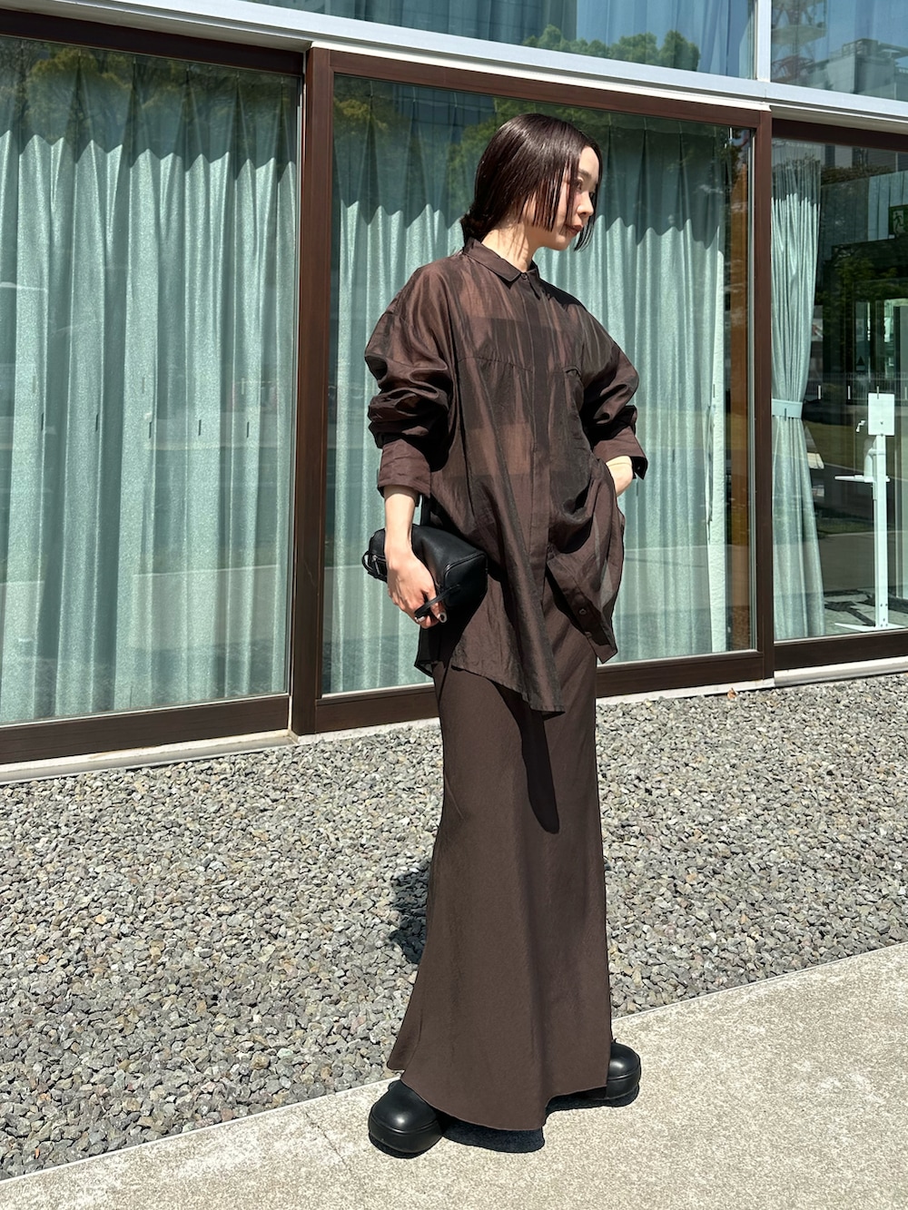 ブラウン系のシャツ/ブラウス、ブラウン系のキャミソール、ブラウン系のスカートを着用したレディースの春コーディネートの5枚目の写真